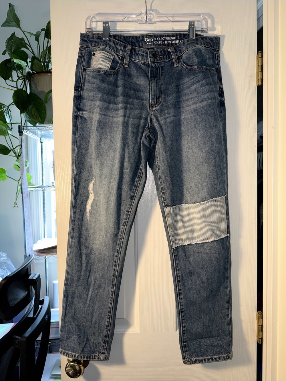 GAP Women’s Sexy Boyfriend Fit. Relaxed Jeans in Washed Blue with Patches. Sz 28